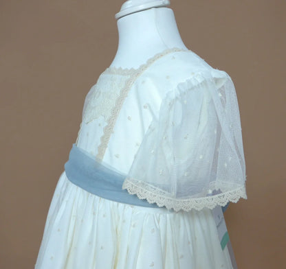 Vestido tul bordado beig y fajin azul - PARDALETS