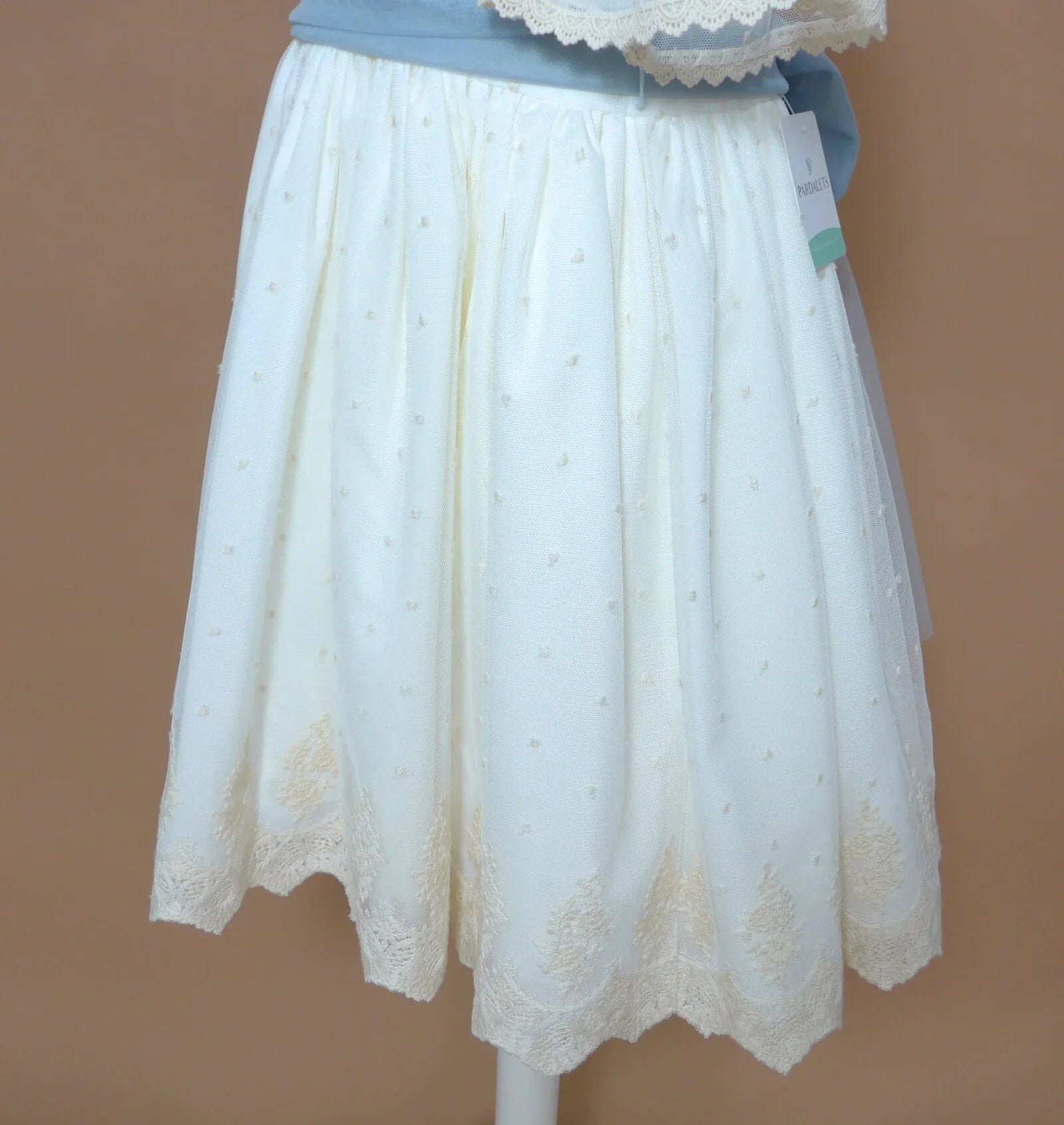 Vestido tul bordado beig y fajin azul - PARDALETS