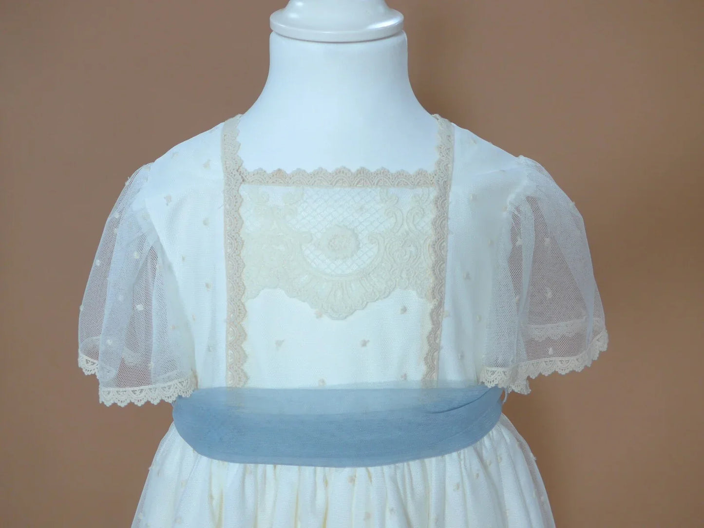 Vestido tul bordado beig y fajin azul - PARDALETS