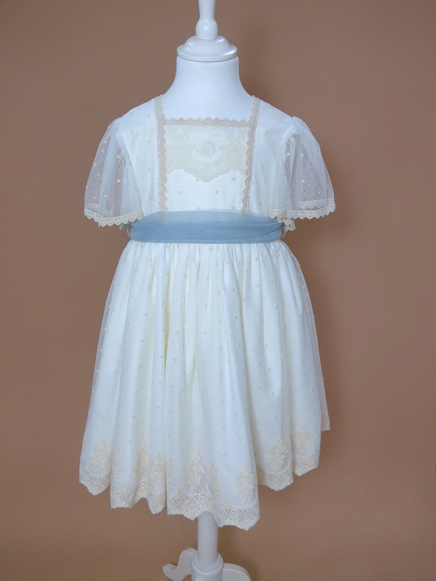 Vestido tul bordado beig y fajin azul - PARDALETS