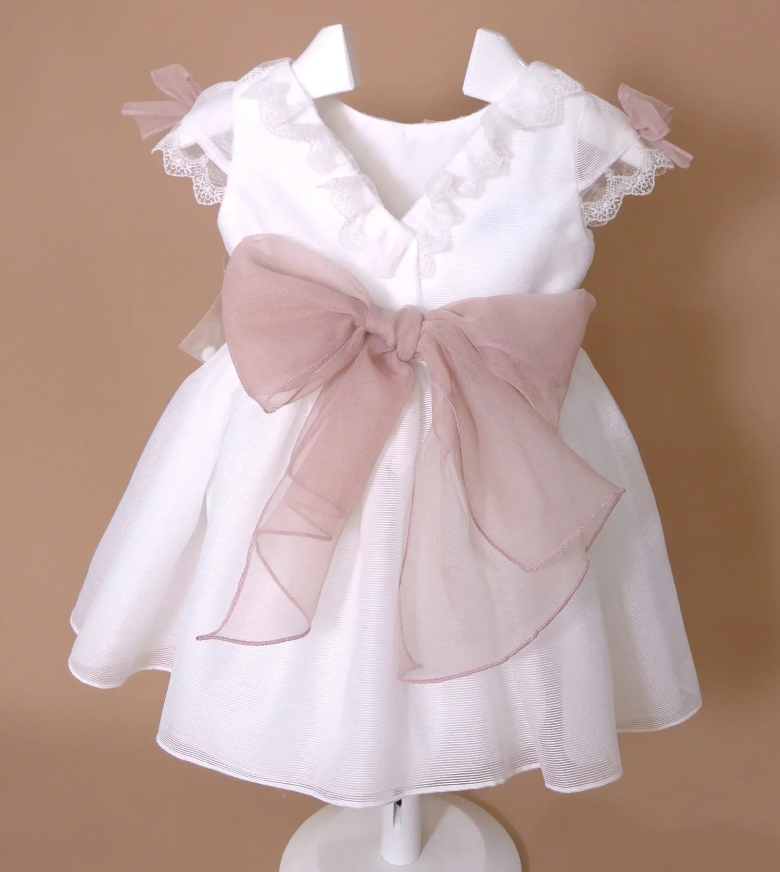Vestido blanco organza rayada m/corta fajin rosa - PARDALETS