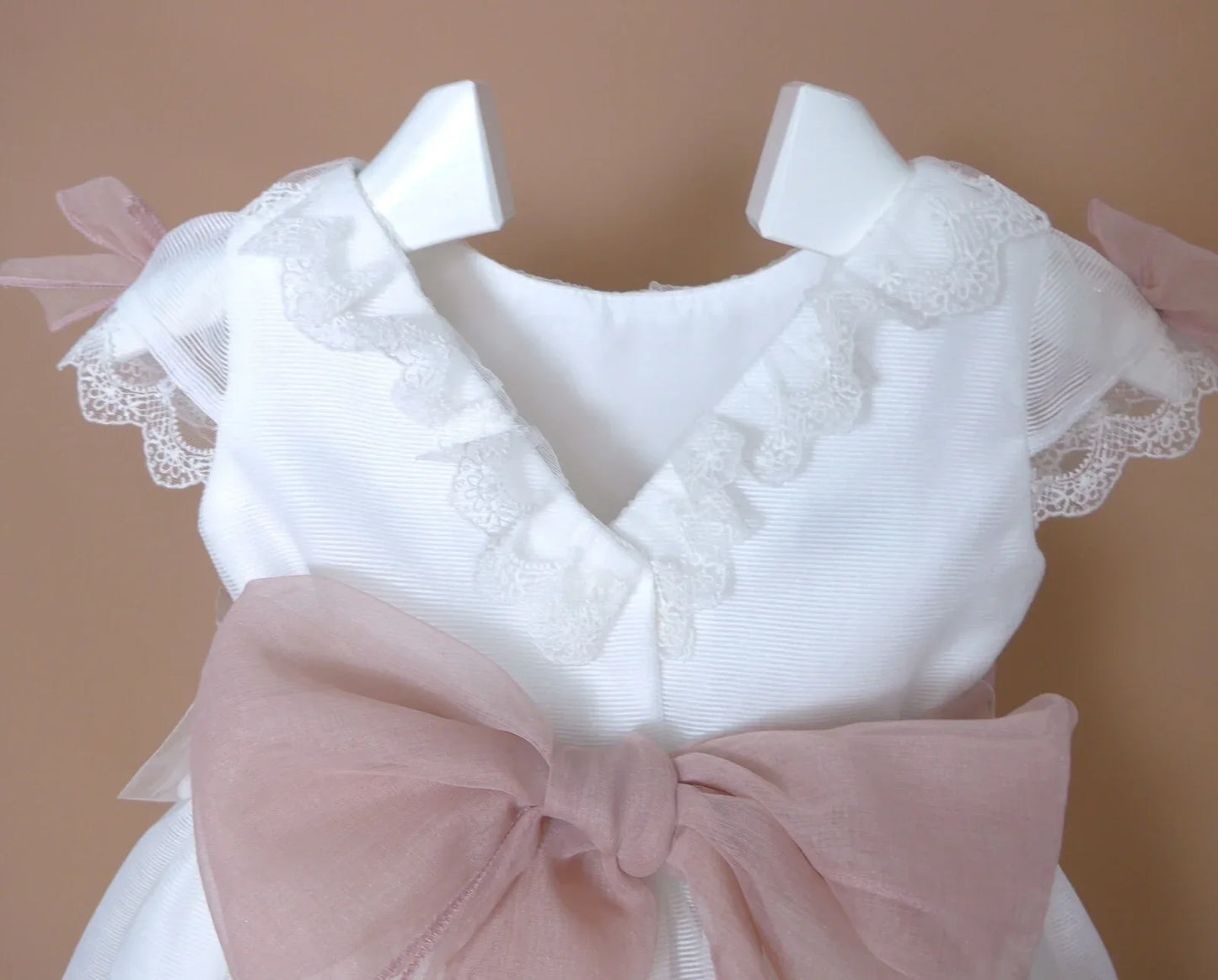 Vestido blanco organza rayada m/corta fajin rosa - PARDALETS