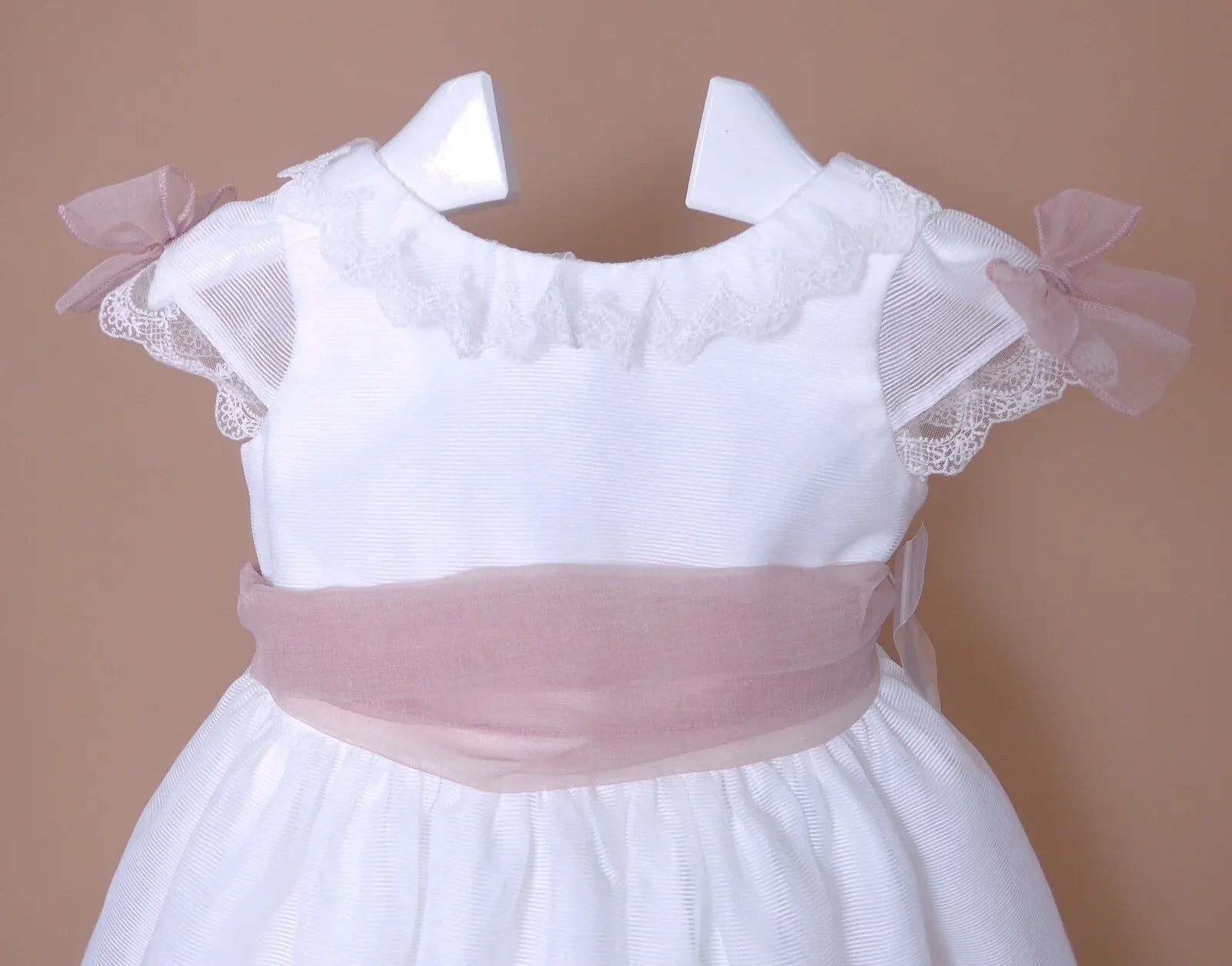 Vestido blanco organza rayada m/corta fajin rosa - PARDALETS