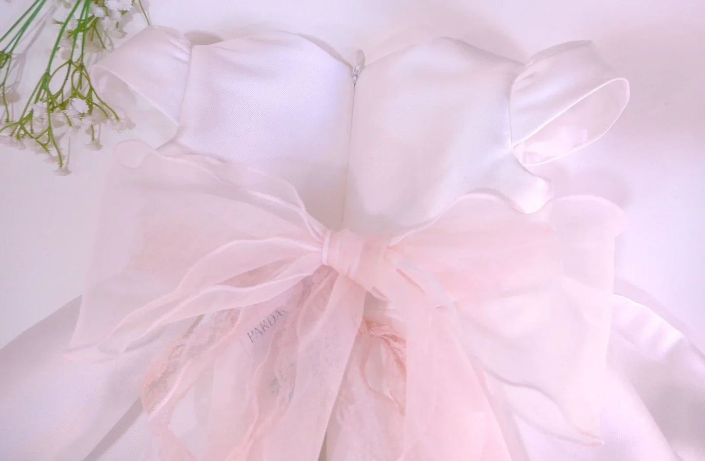 Vestido mikado blanco con fajin tul rosa y flores - PARDALETS