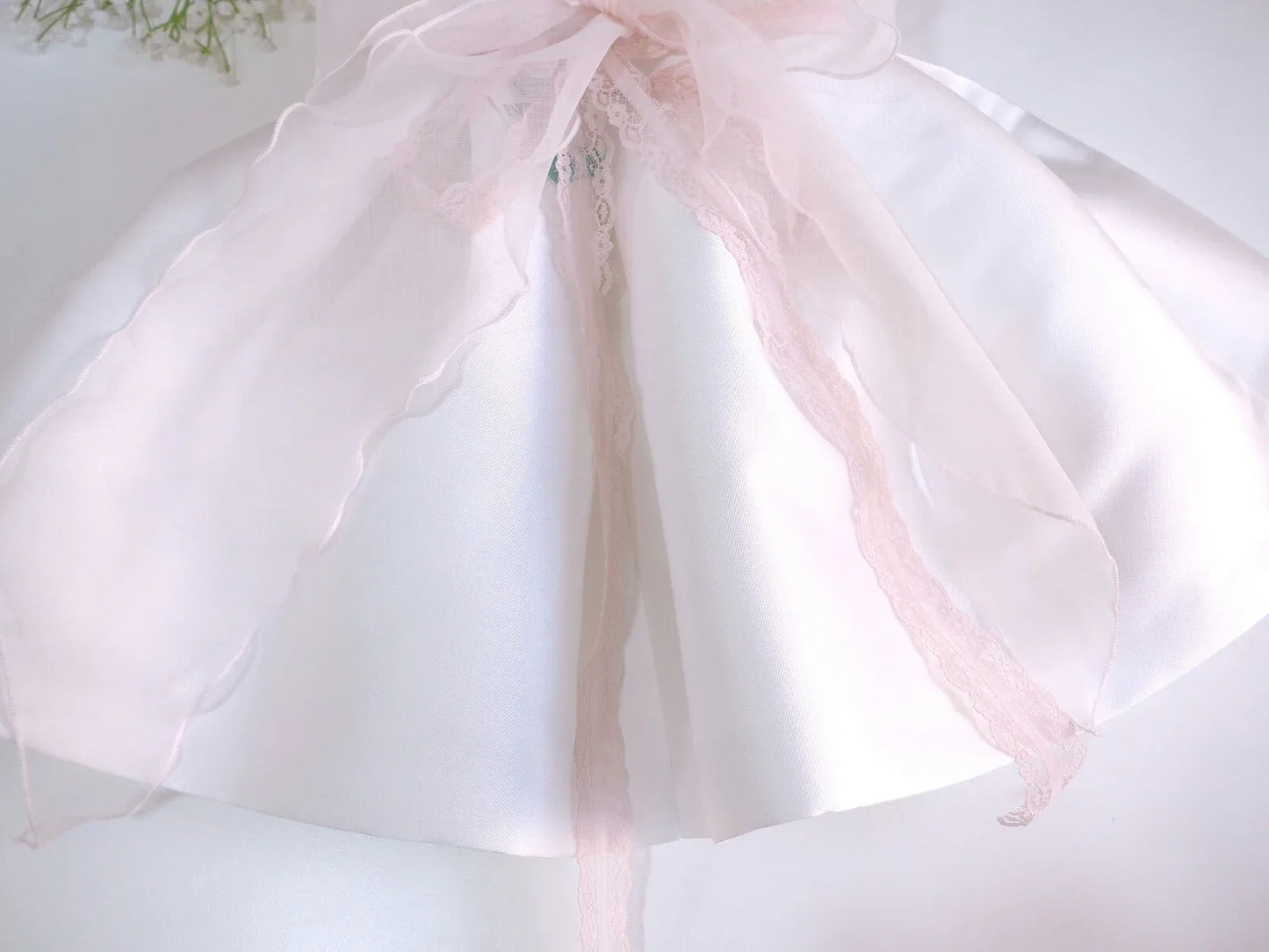 Vestido mikado blanco con fajin tul rosa y flores - PARDALETS