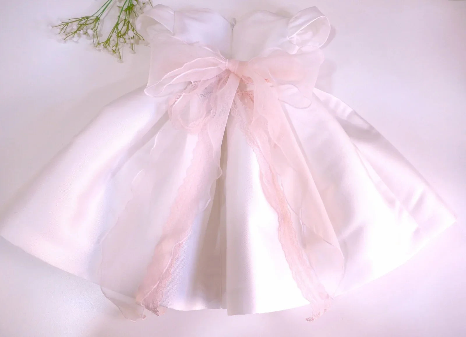 Vestido mikado blanco con fajin tul rosa y flores - PARDALETS