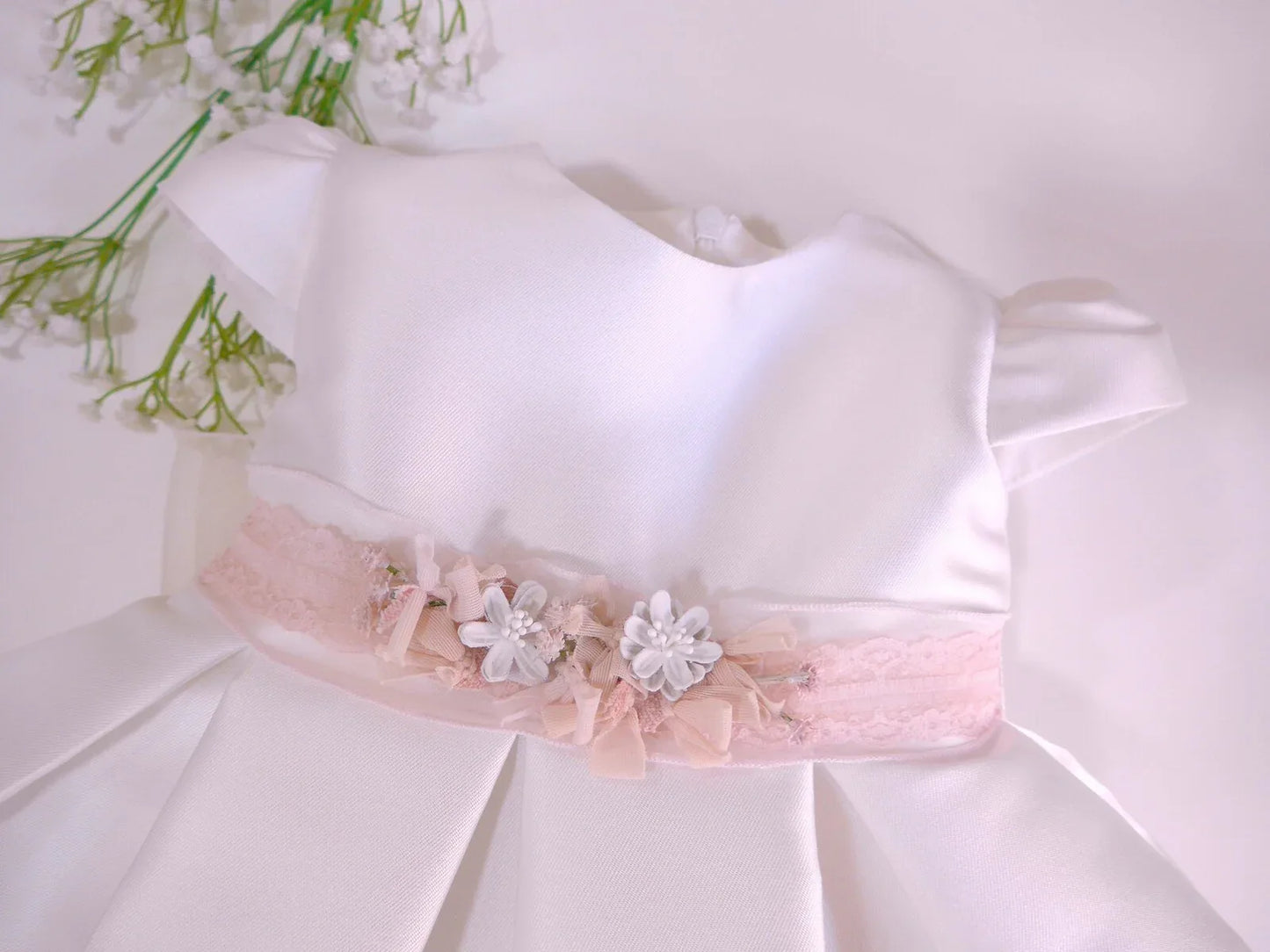 Vestido mikado blanco con fajin tul rosa y flores - PARDALETS