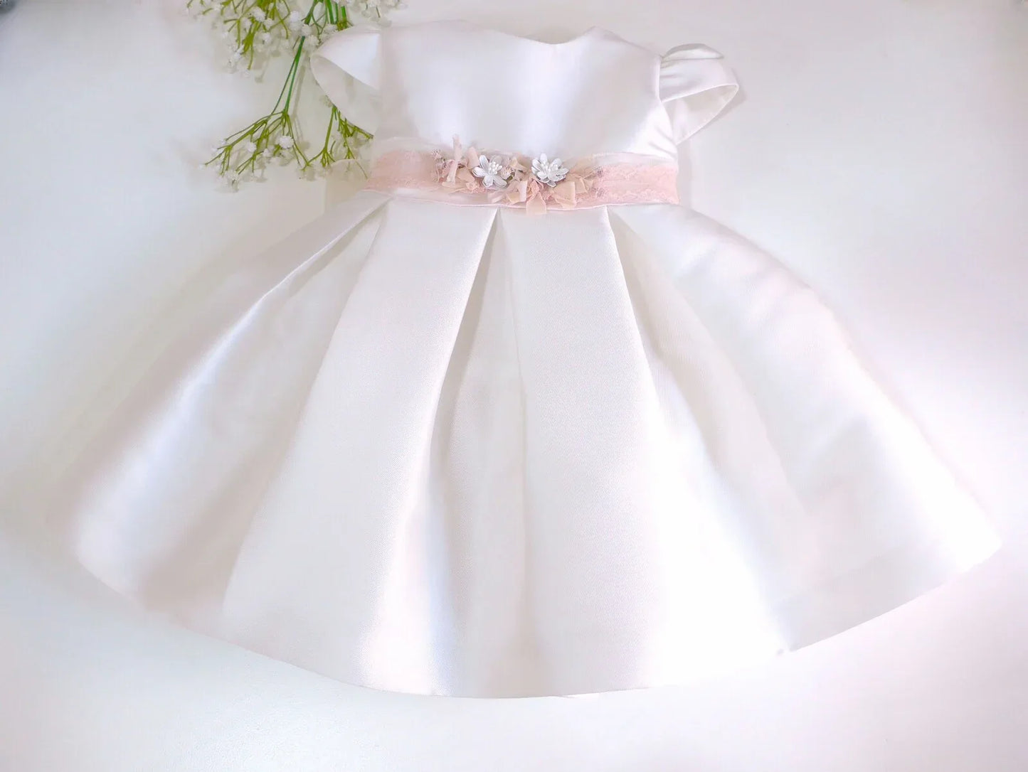 Vestido mikado blanco con fajin tul rosa y flores - PARDALETS