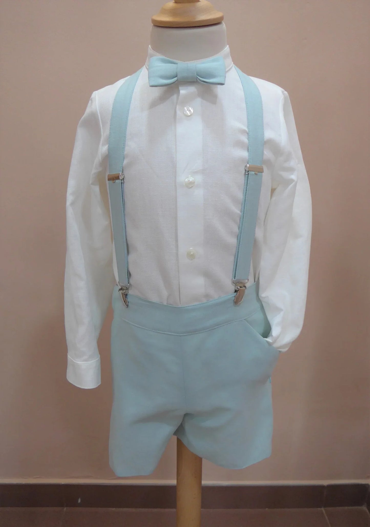 Conjunto camisa lino, short, tirantes y pajarita verde - PARDALETS