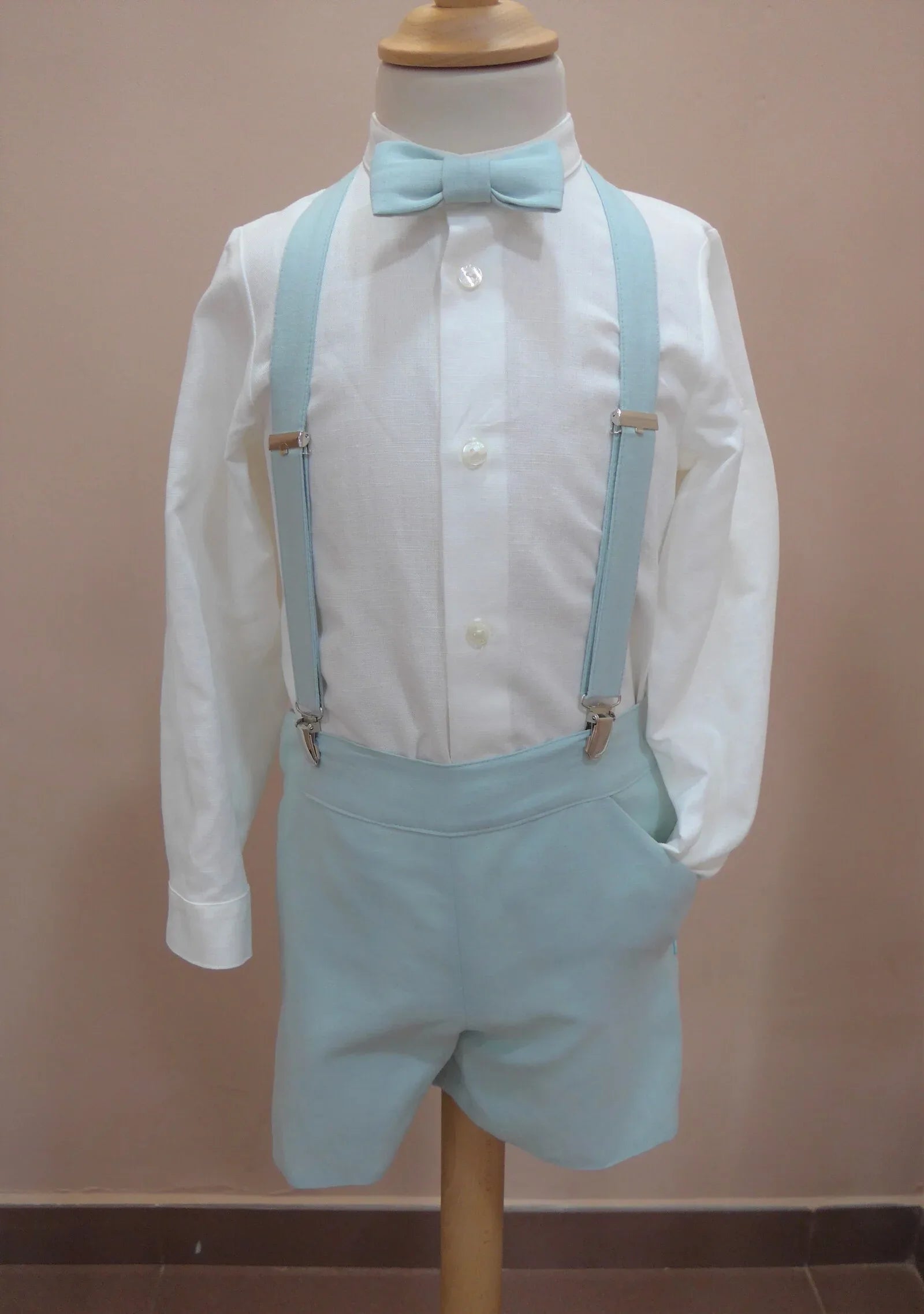 Conjunto camisa lino, short, tirantes y pajarita verde - PARDALETS