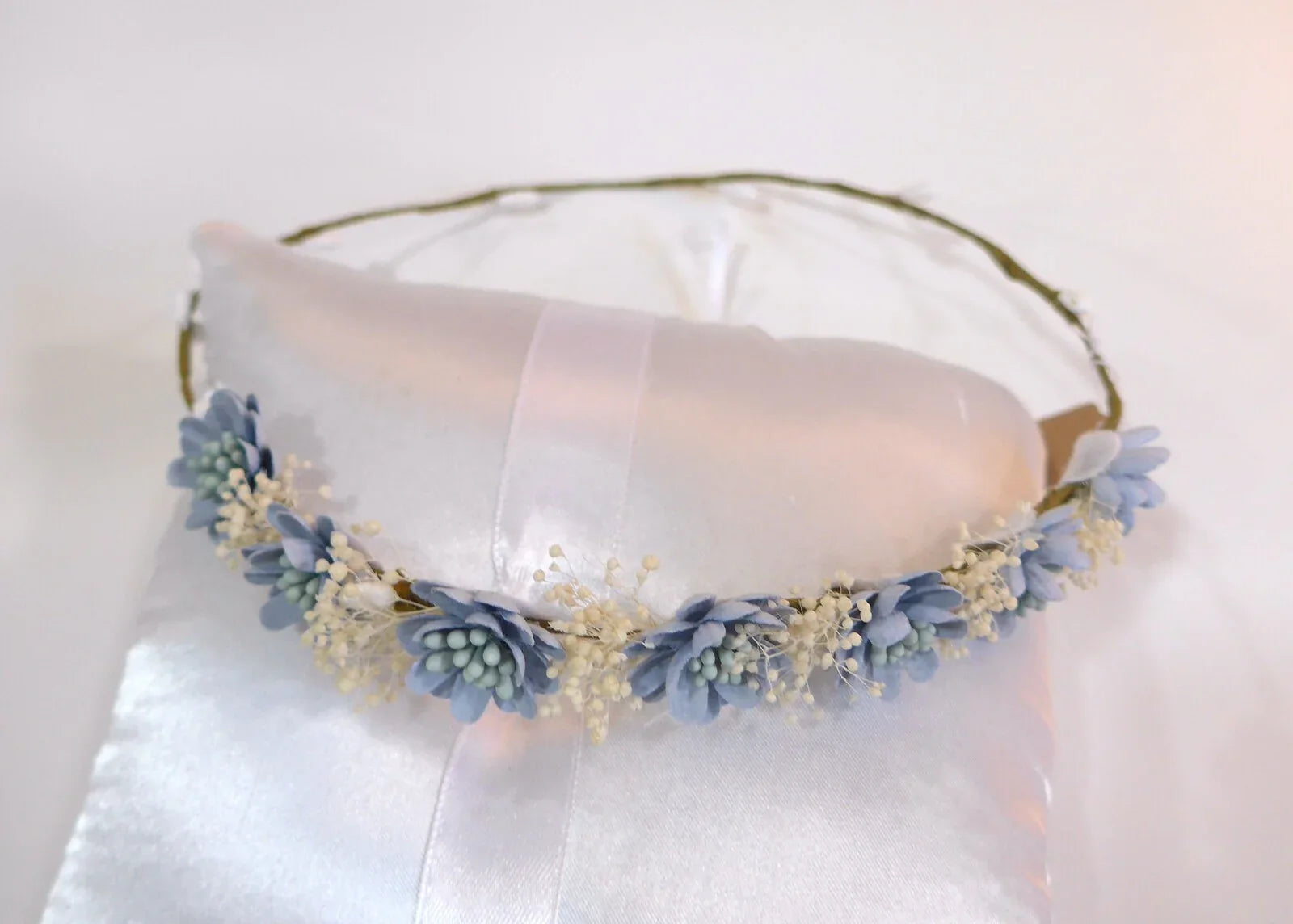 Corona con flores azules y paniculata beig - PARDALETS