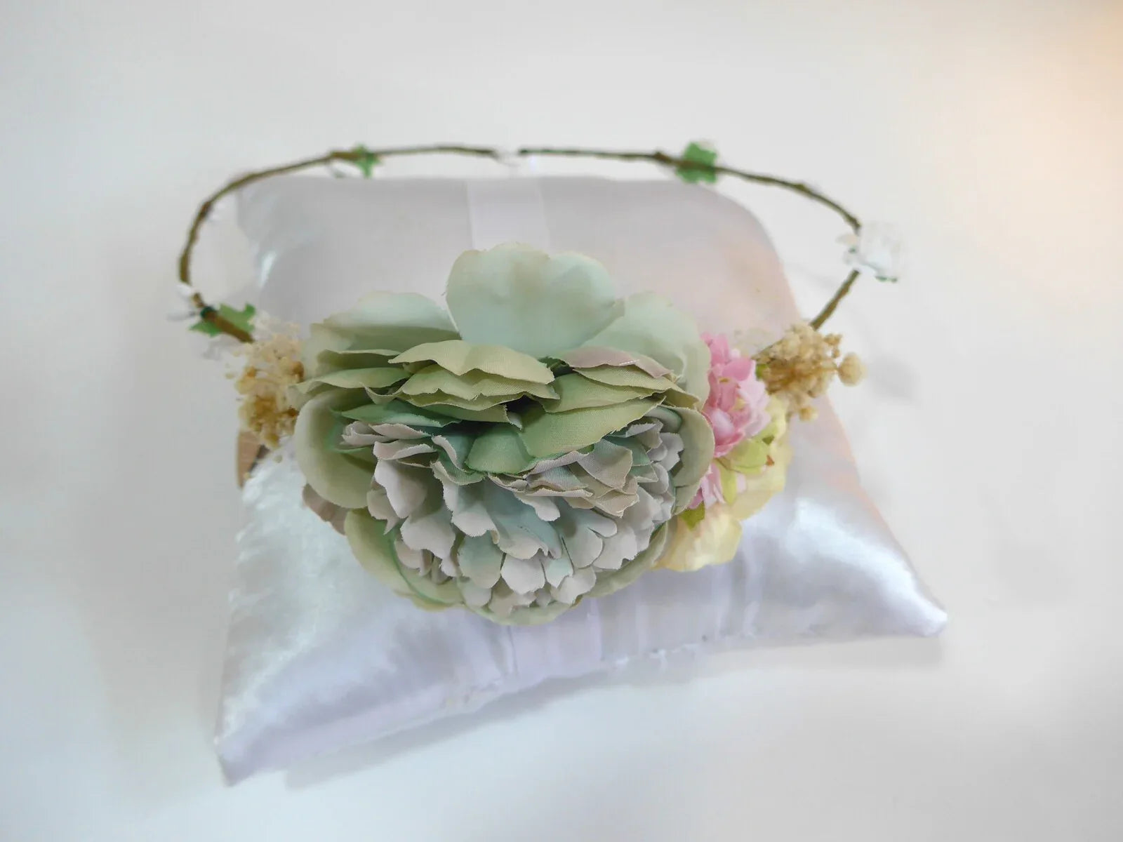 Corona con una flor grande verde y florecitas - PARDALETS