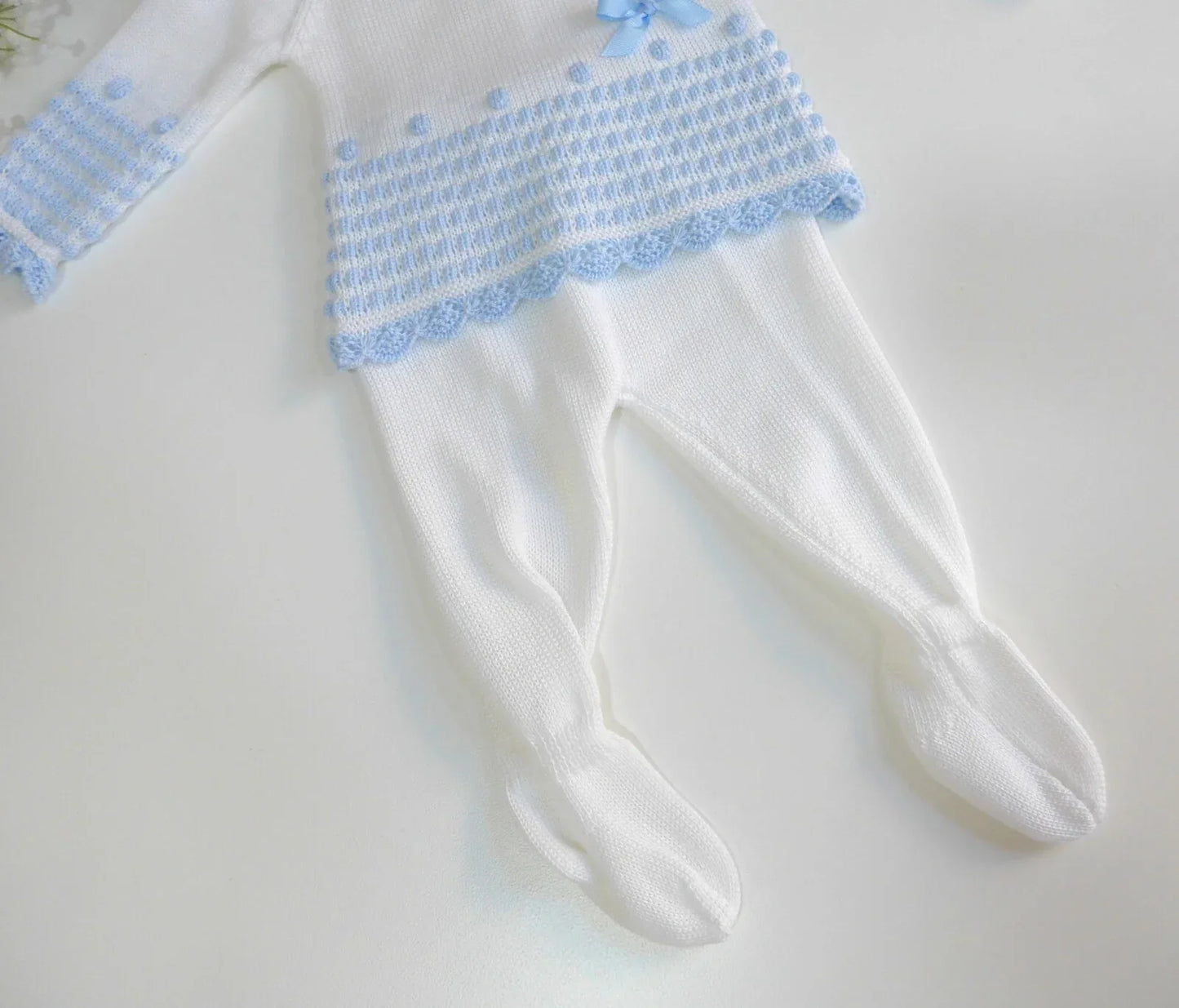 Jubon y polaina blanco con detalles azules y capota - PARDALETS