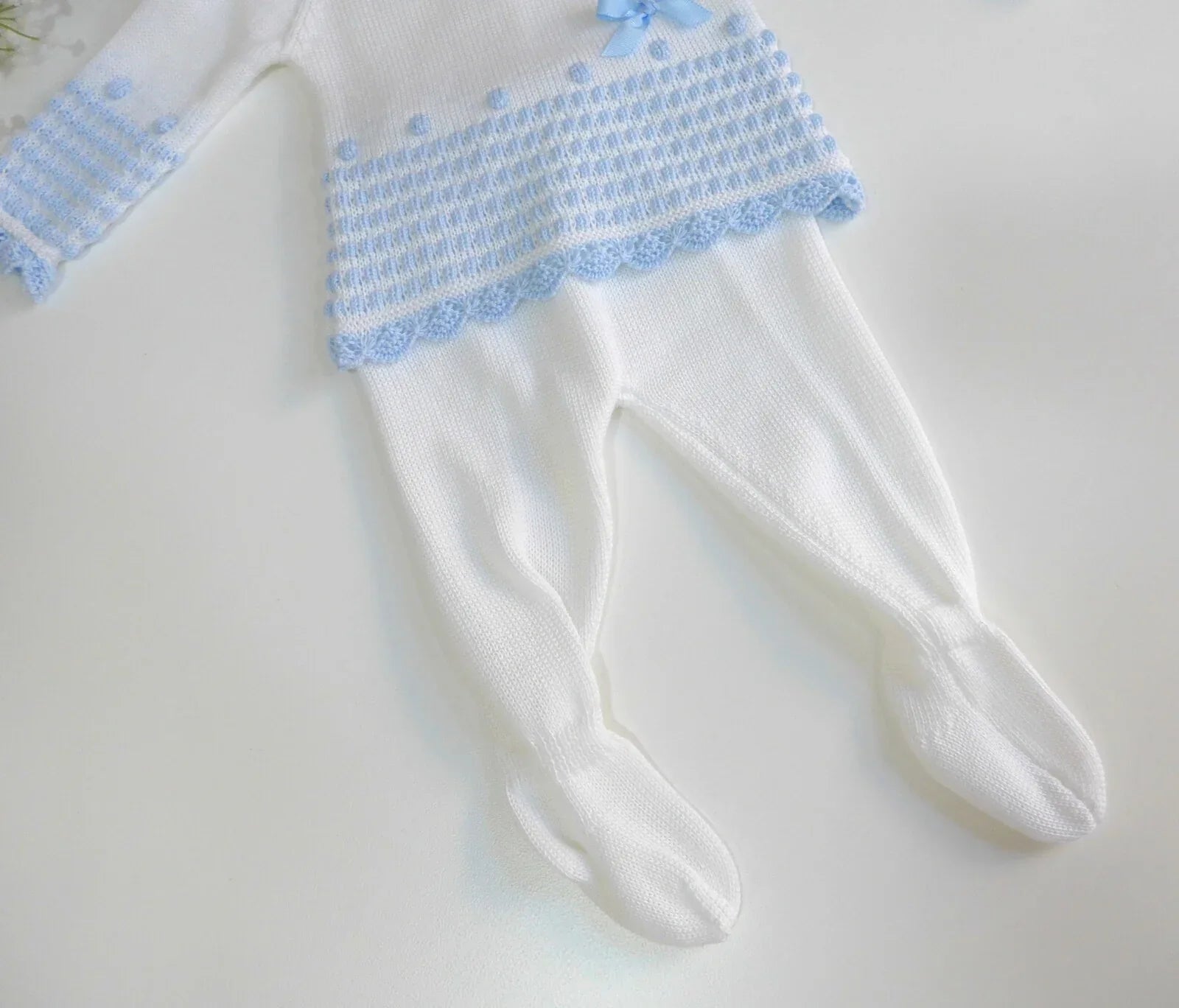 Jubon y polaina blanco con detalles azules y capota - PARDALETS