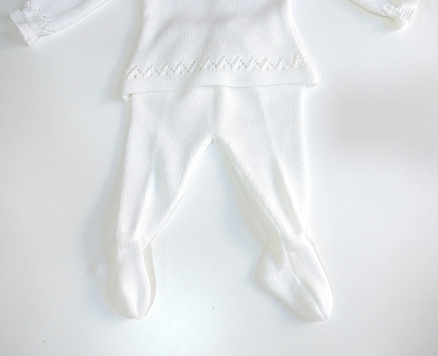 Jubon y polaina blanco con caladitos y capota - PARDALETS