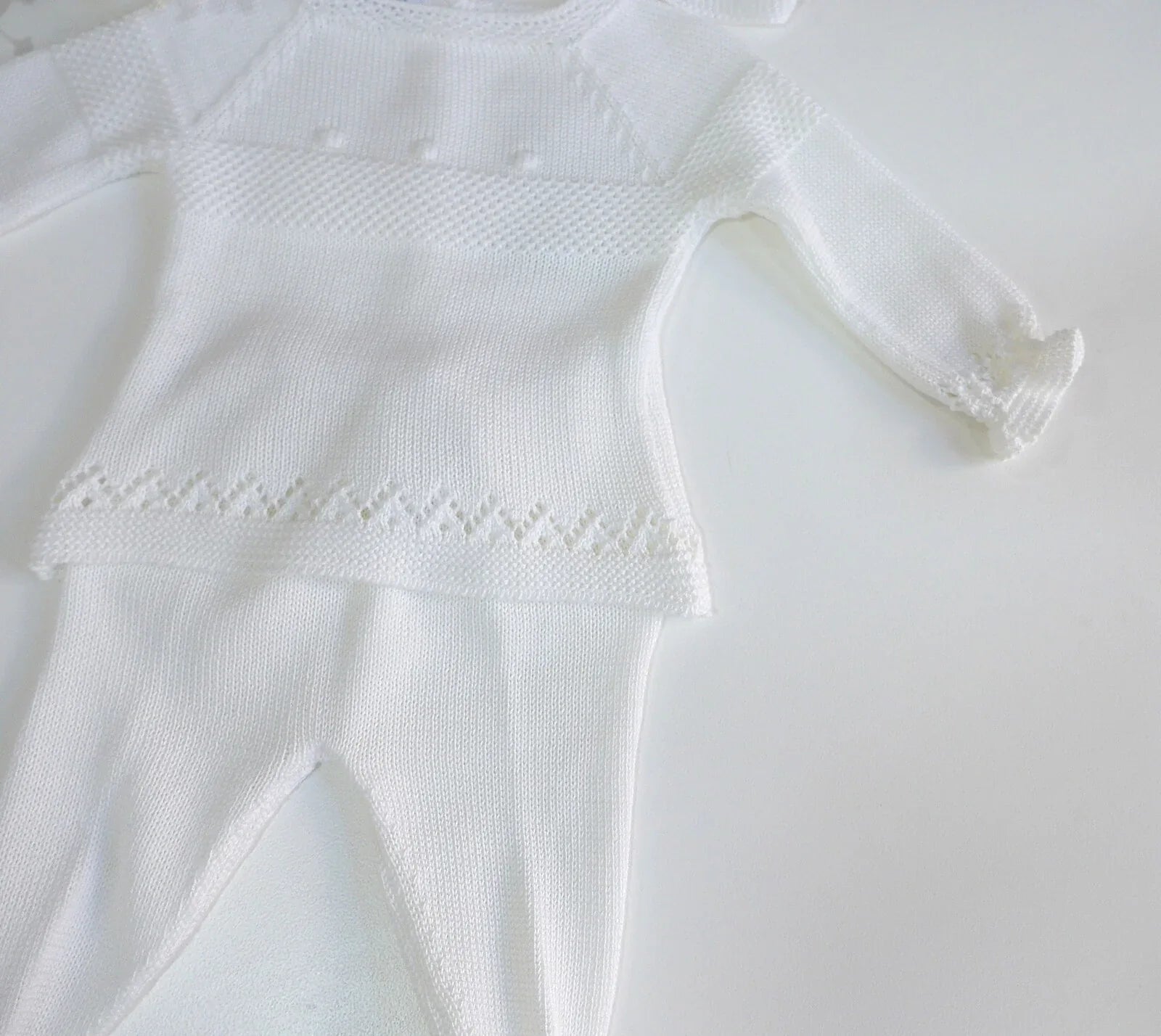 Jubon y polaina blanco con caladitos y capota - PARDALETS