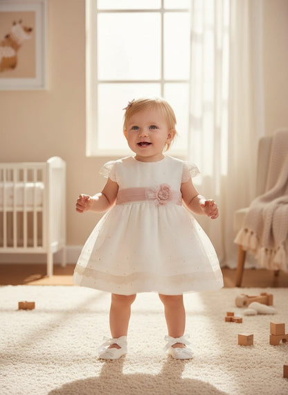 Vestido organza beig bordado manga corta y fajin rosa