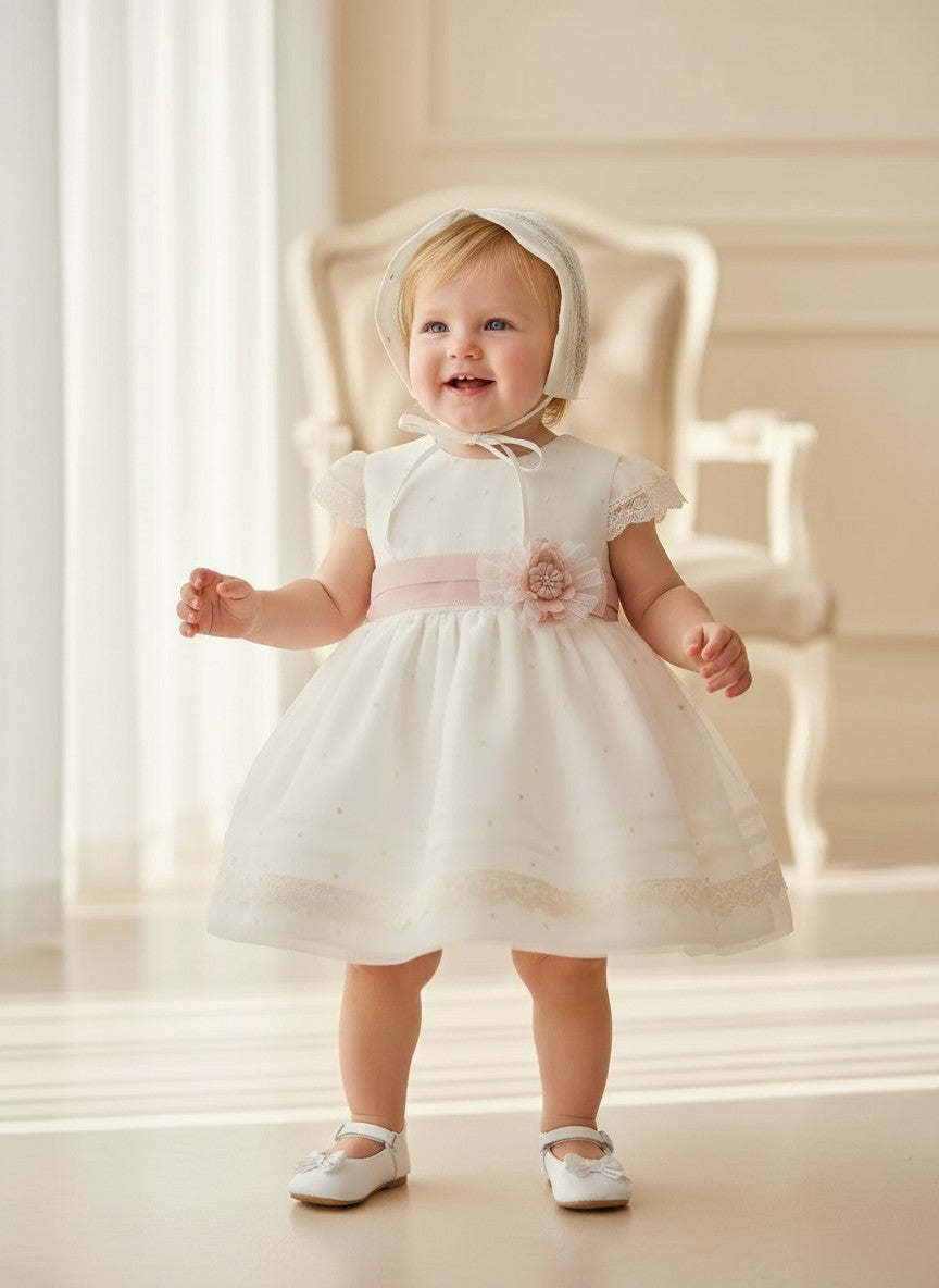 Vestido organza beig bordado manga corta y fajin rosa