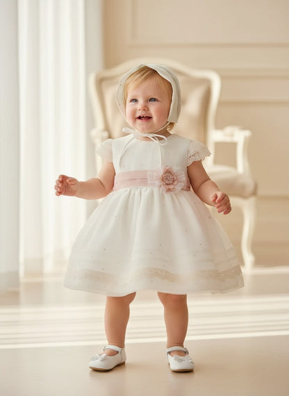 Vestido organza beig bordado manga corta y fajin rosa