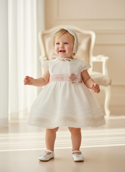 Vestido organza beig bordado manga corta y fajin rosa
