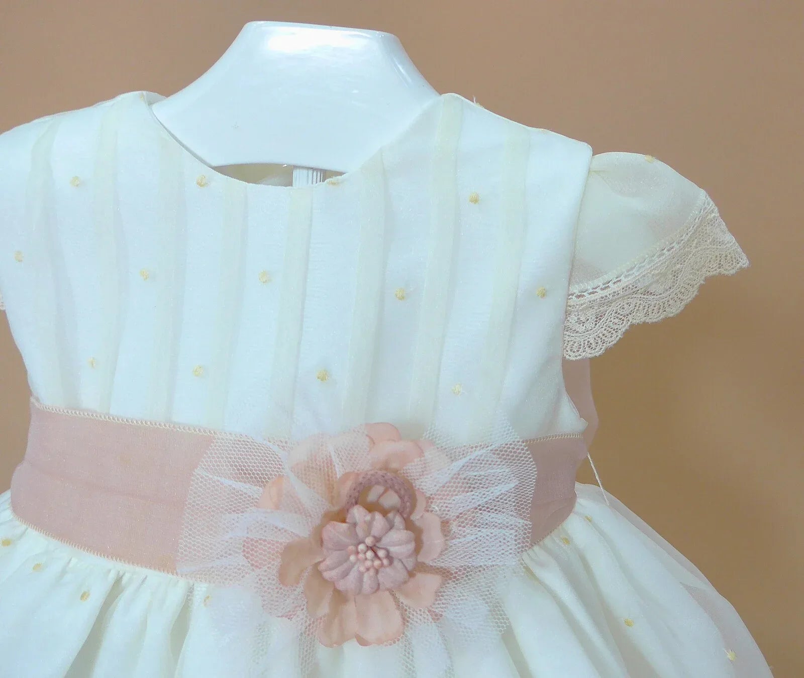 Vestido organza beig bordado manga corta y fajin rosa - PARDALETS