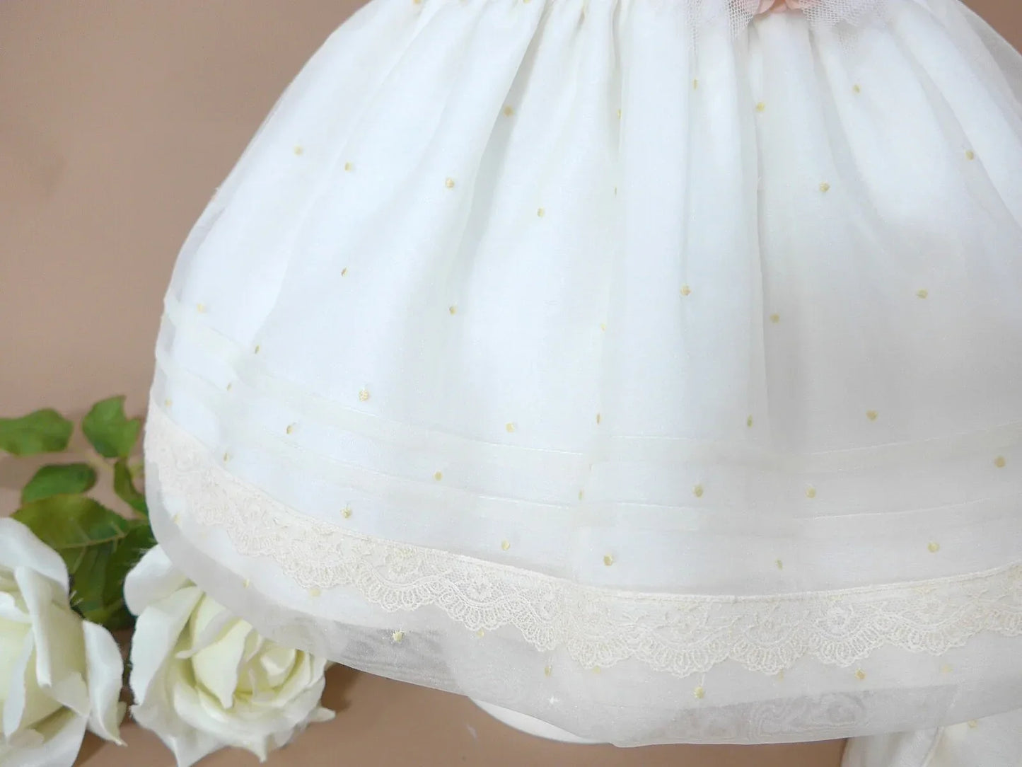 Vestido organza beig bordado manga corta y fajin rosa - PARDALETS