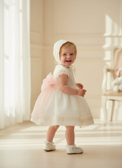 Vestido organza beig bordado manga corta y fajin rosa