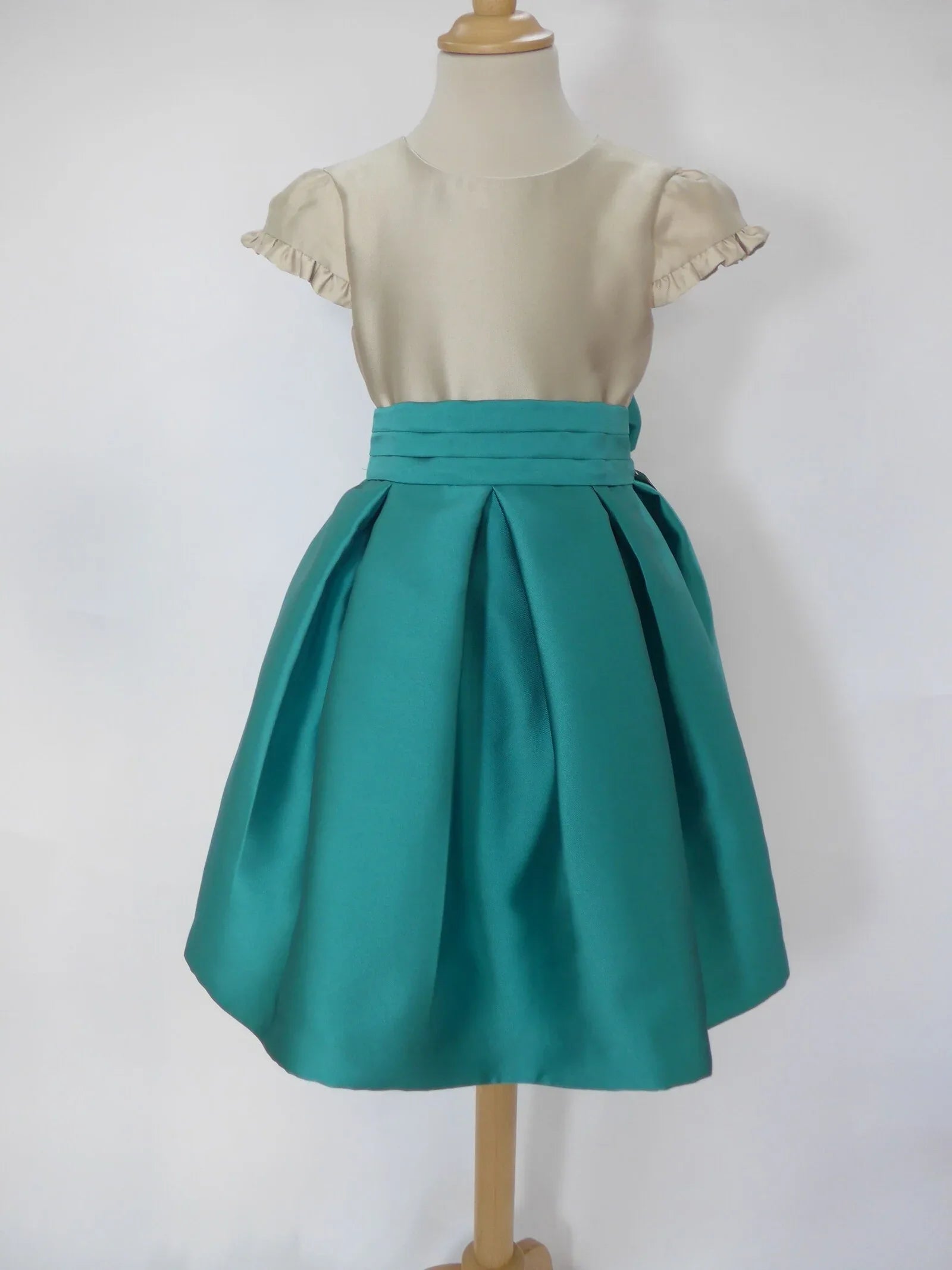 Vestido mikado arena y verde - PARDALETS