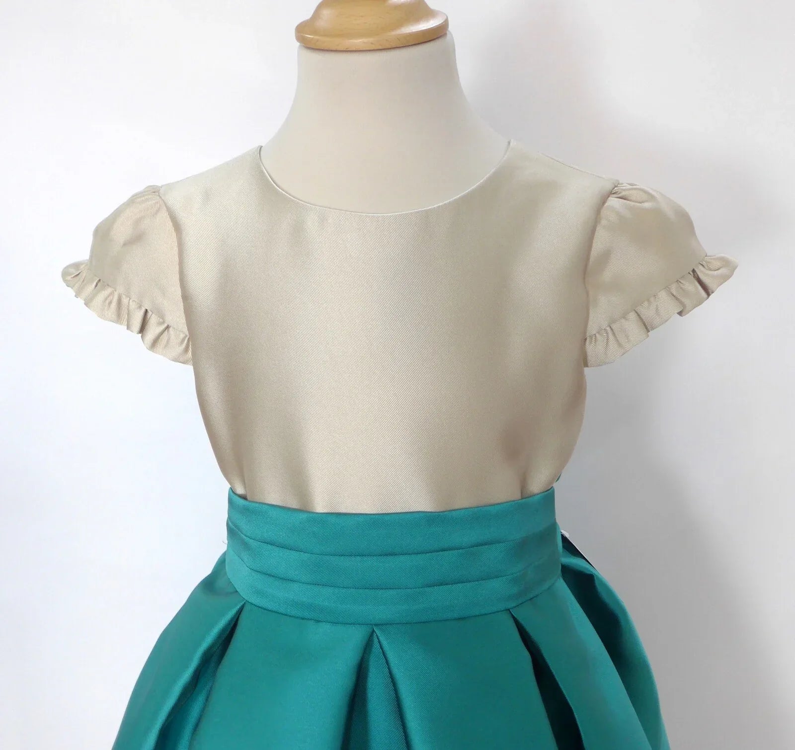 Vestido mikado arena y verde - PARDALETS