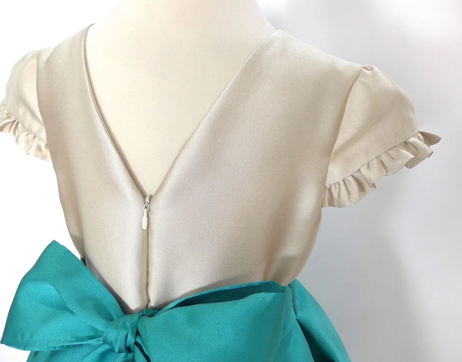 Vestido mikado arena y verde - PARDALETS