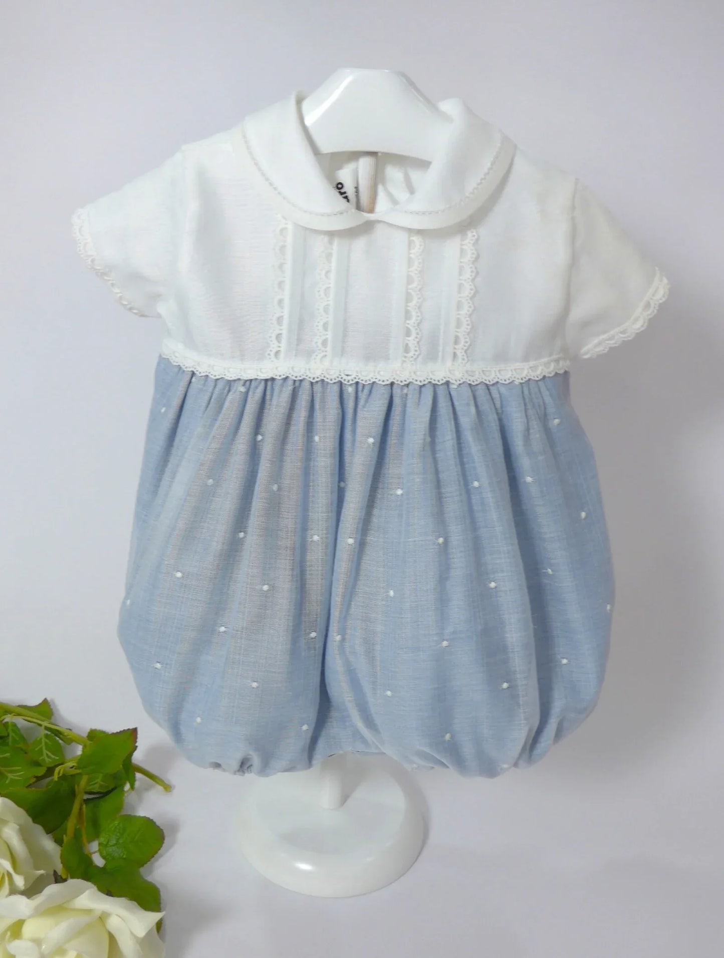 Pelele batista inglesa bordada blanco y azul - PARDALETS