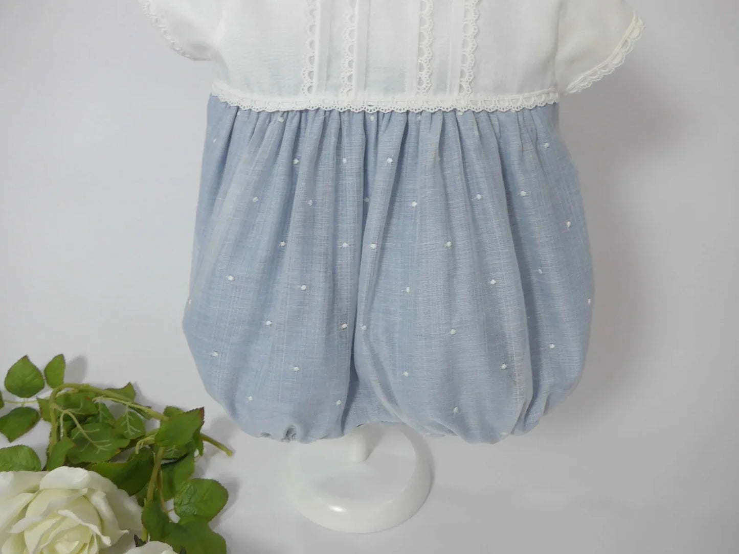 Pelele batista inglesa bordada blanco y azul - PARDALETS