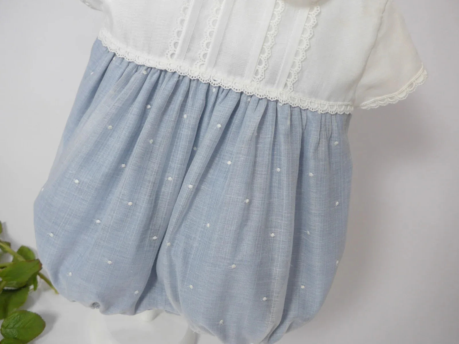 Pelele batista inglesa bordada blanco y azul - PARDALETS