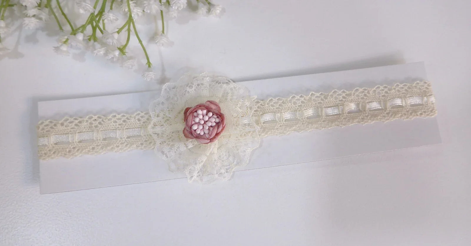 Diadema puntilla beig con roseton flor rosa - PARDALETS