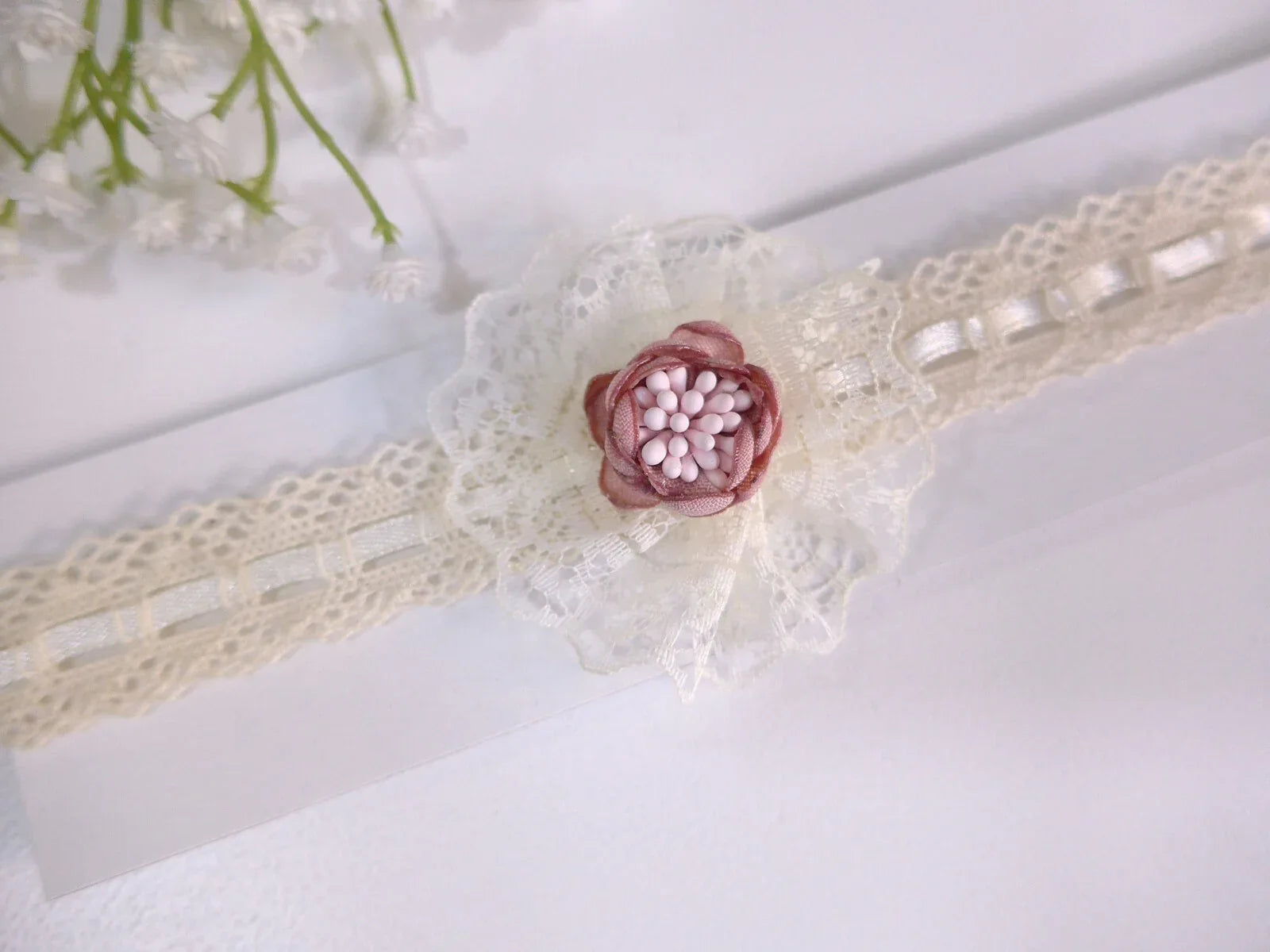 Diadema puntilla beig con roseton flor rosa - PARDALETS