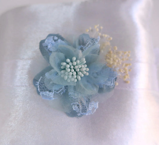 Tocado flores azules y tul - PARDALETS