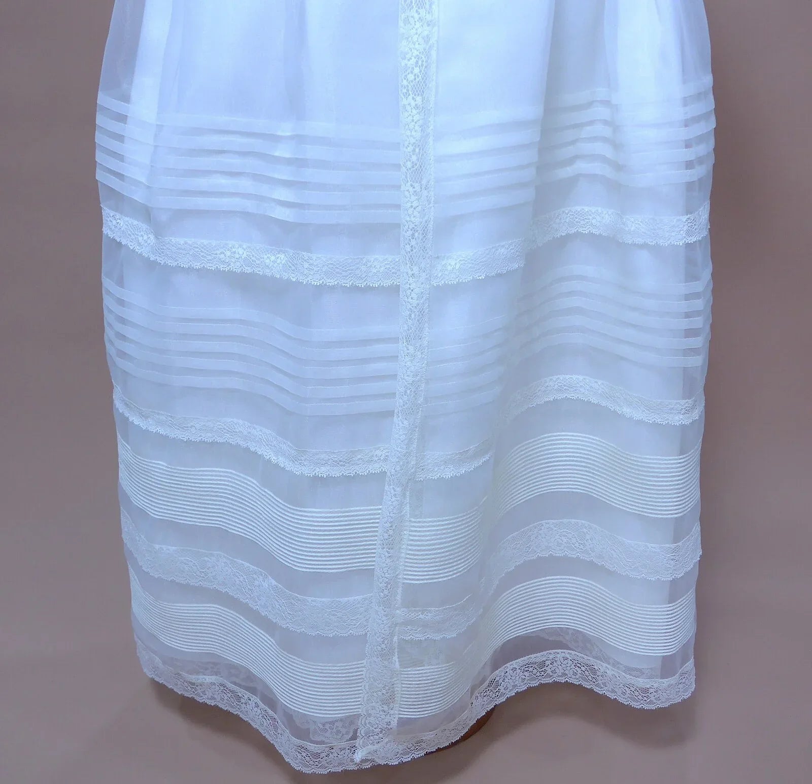 Faldon de organza beig con capa - PARDALETS