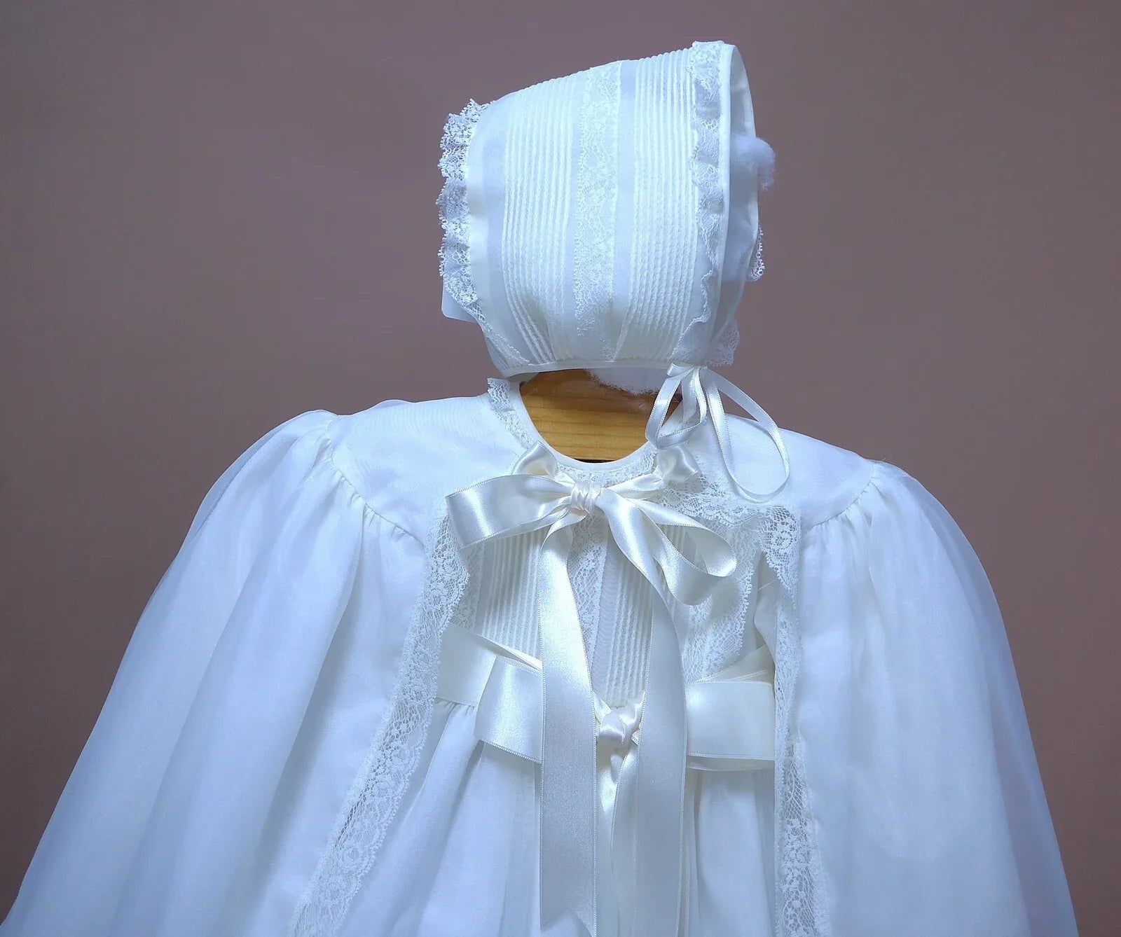 Faldon de organza beig con capa - PARDALETS