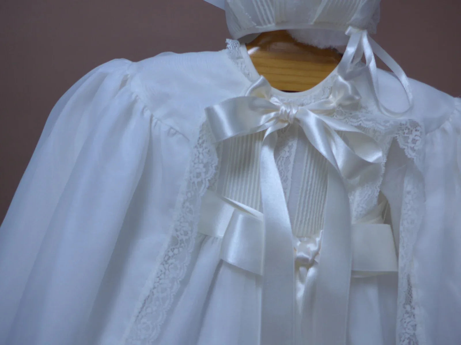 Faldon de organza beig con capa - PARDALETS