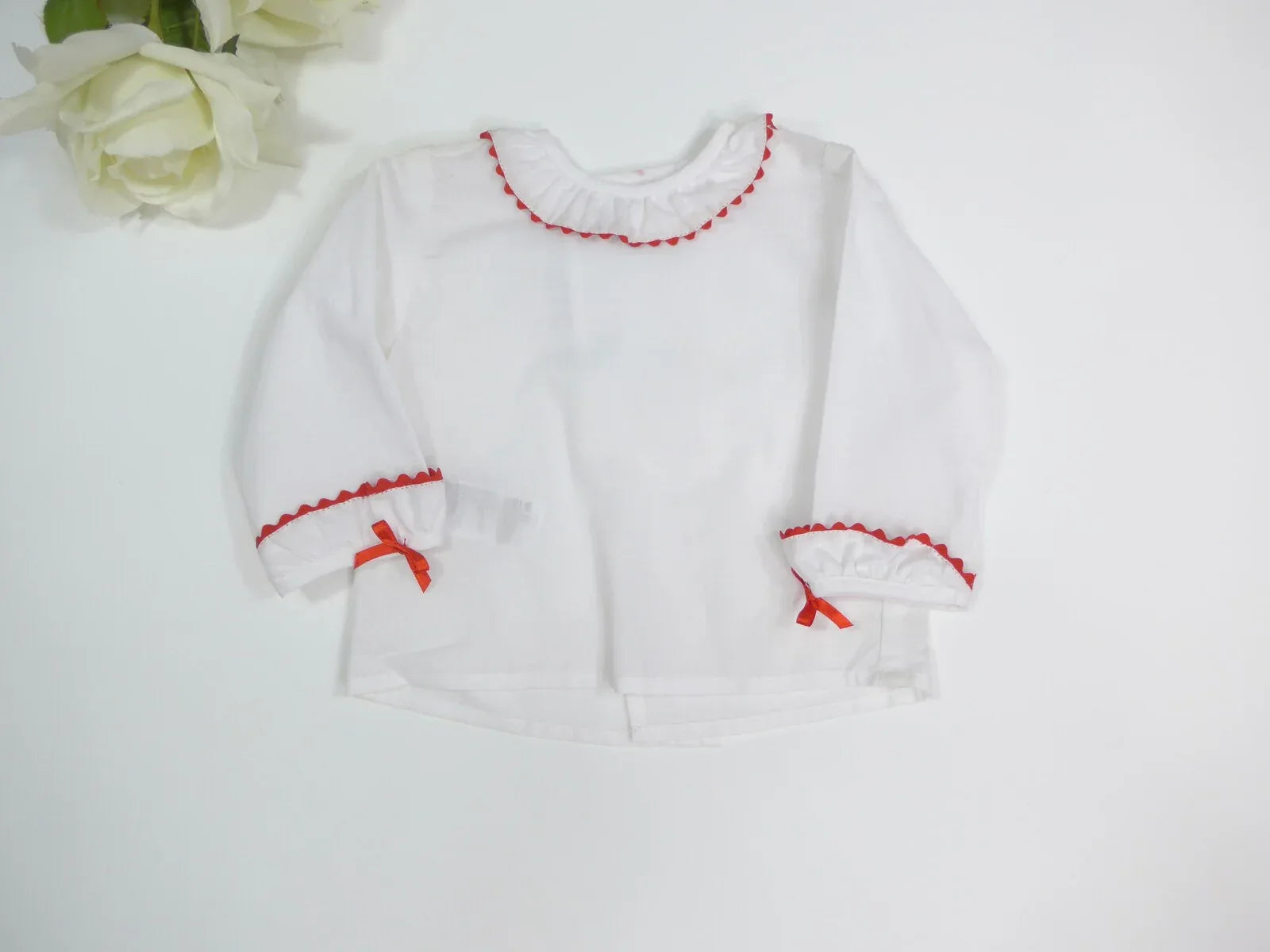 Camisa batista blanca y piconela roja Paz Rodriguez - PARDALETS