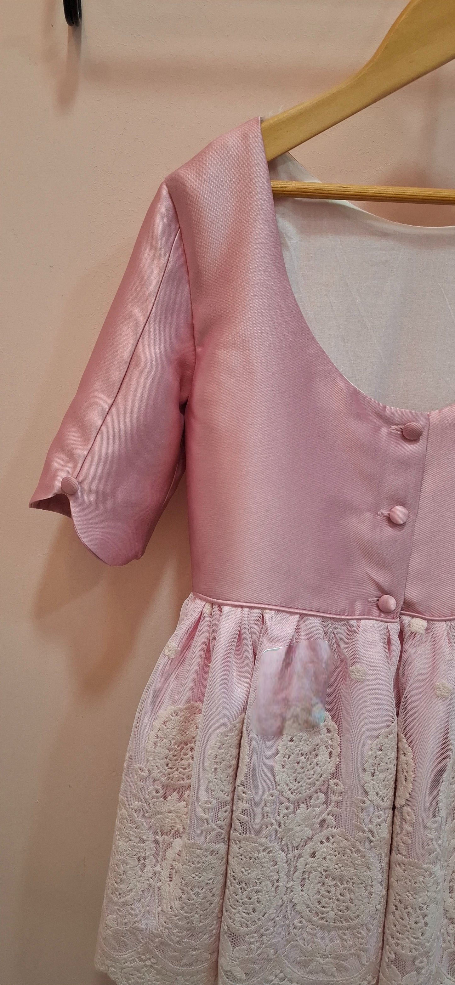 Vestido cuerpo mikado rosa y falda tul bordado beig