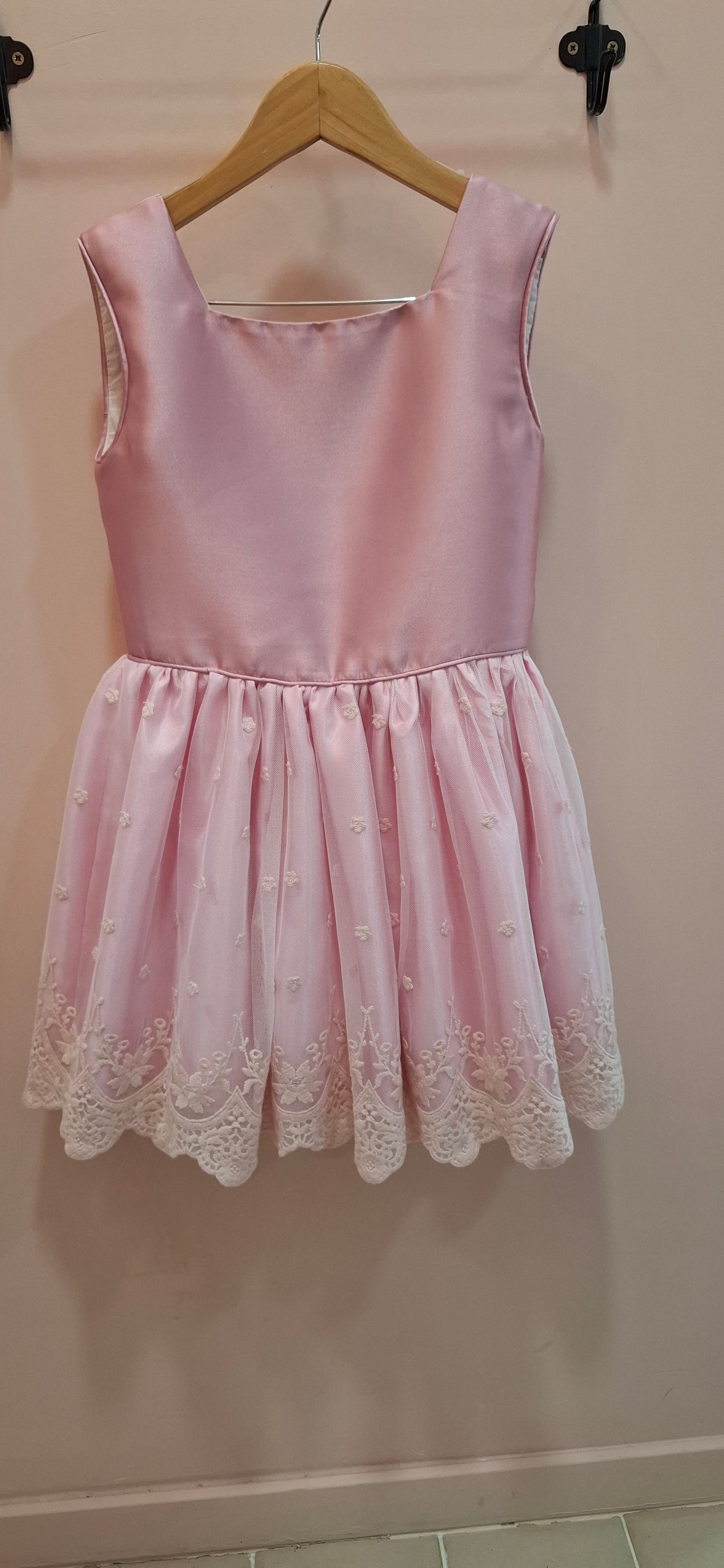Vestido cuerpo mikado rosa maquillaje sin mangas y falda tul bordado beig