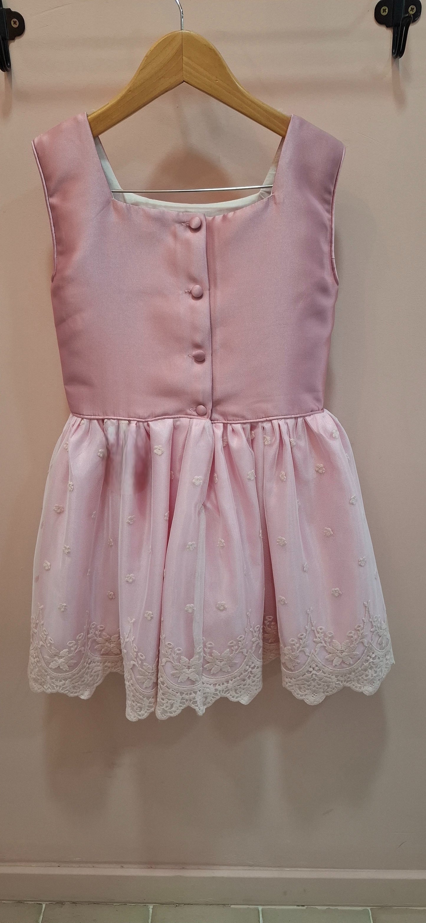 Vestido cuerpo mikado rosa maquillaje sin mangas y falda tul bordado beig