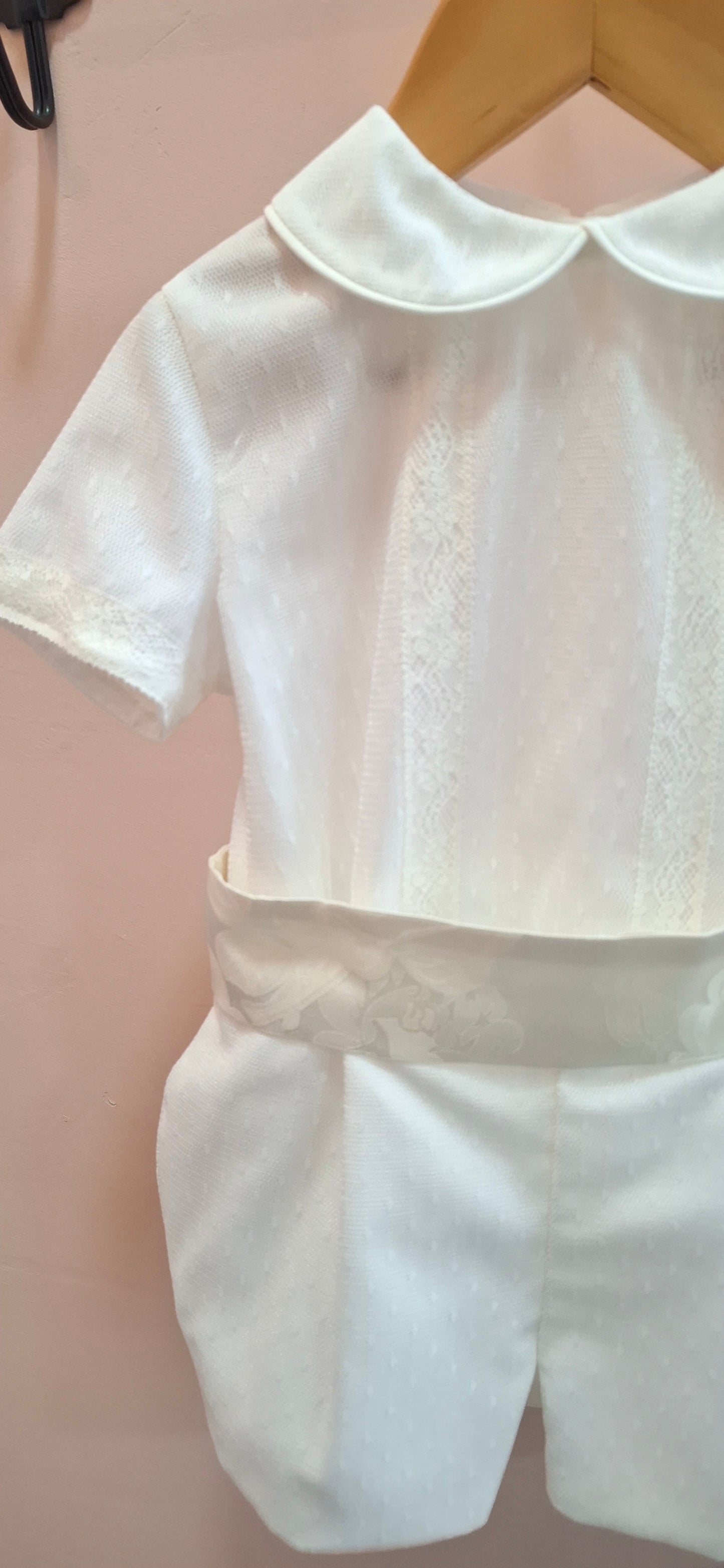 Conjunto camisa y short de tul beig con puntillas y fajin