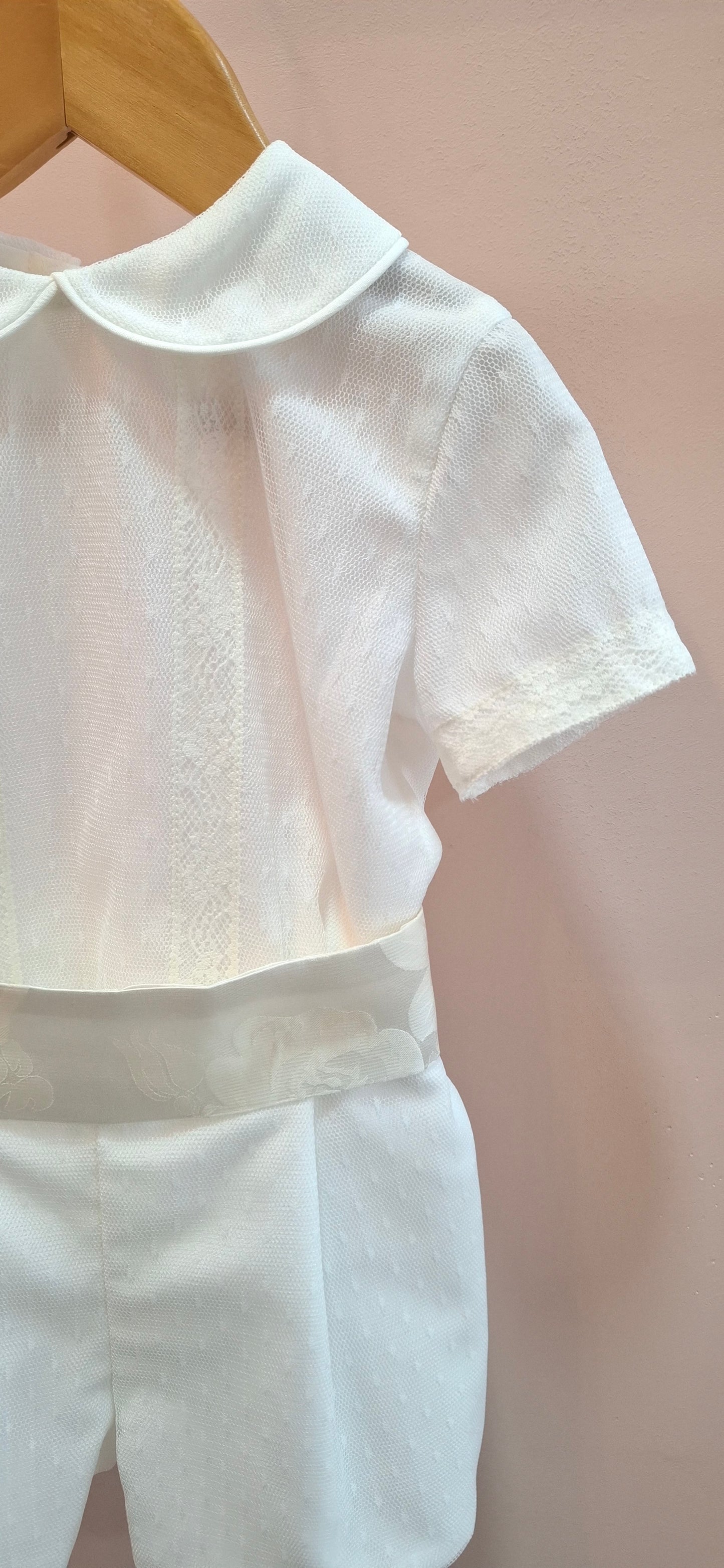 Conjunto camisa y short de tul beig con puntillas y fajin