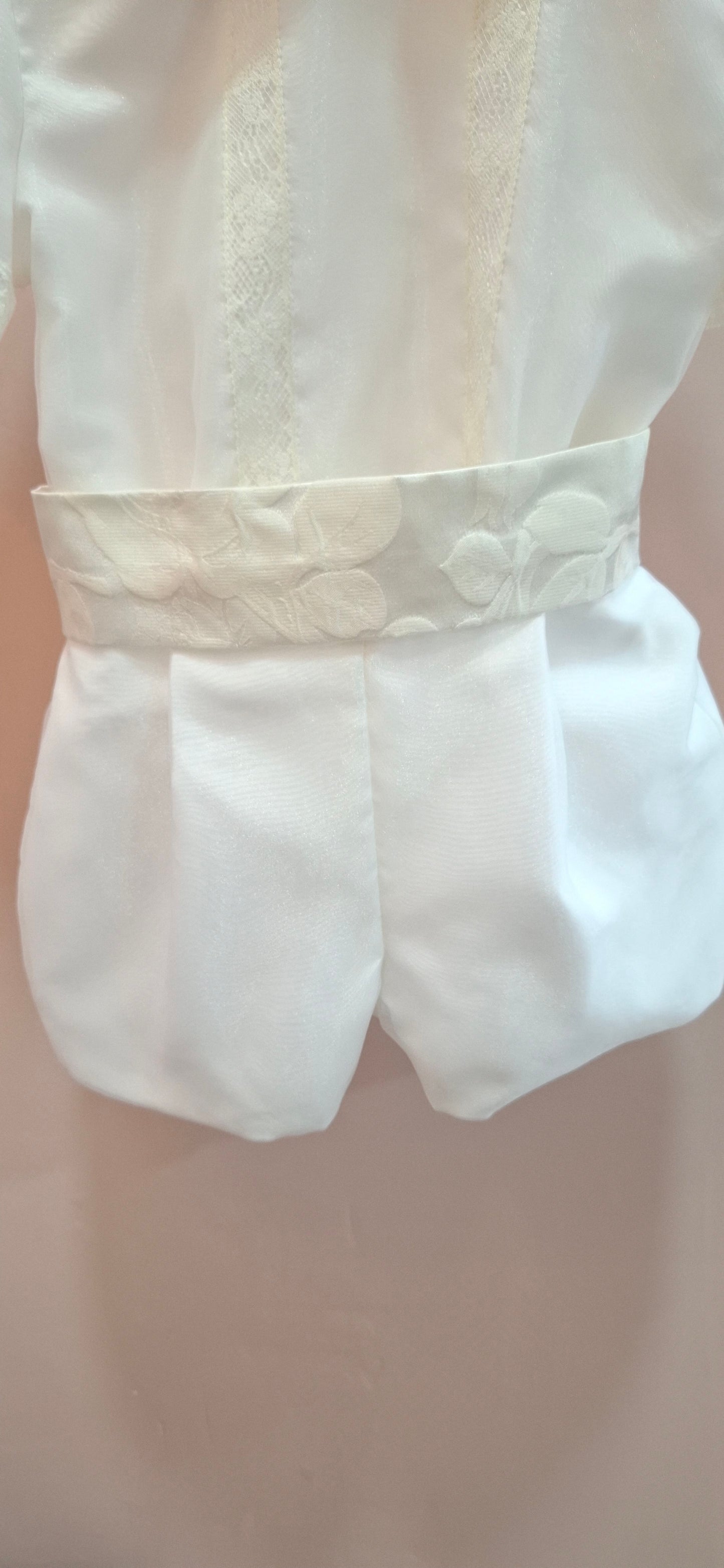 Conjunto camisa y short organza beig con fajin y puntillas