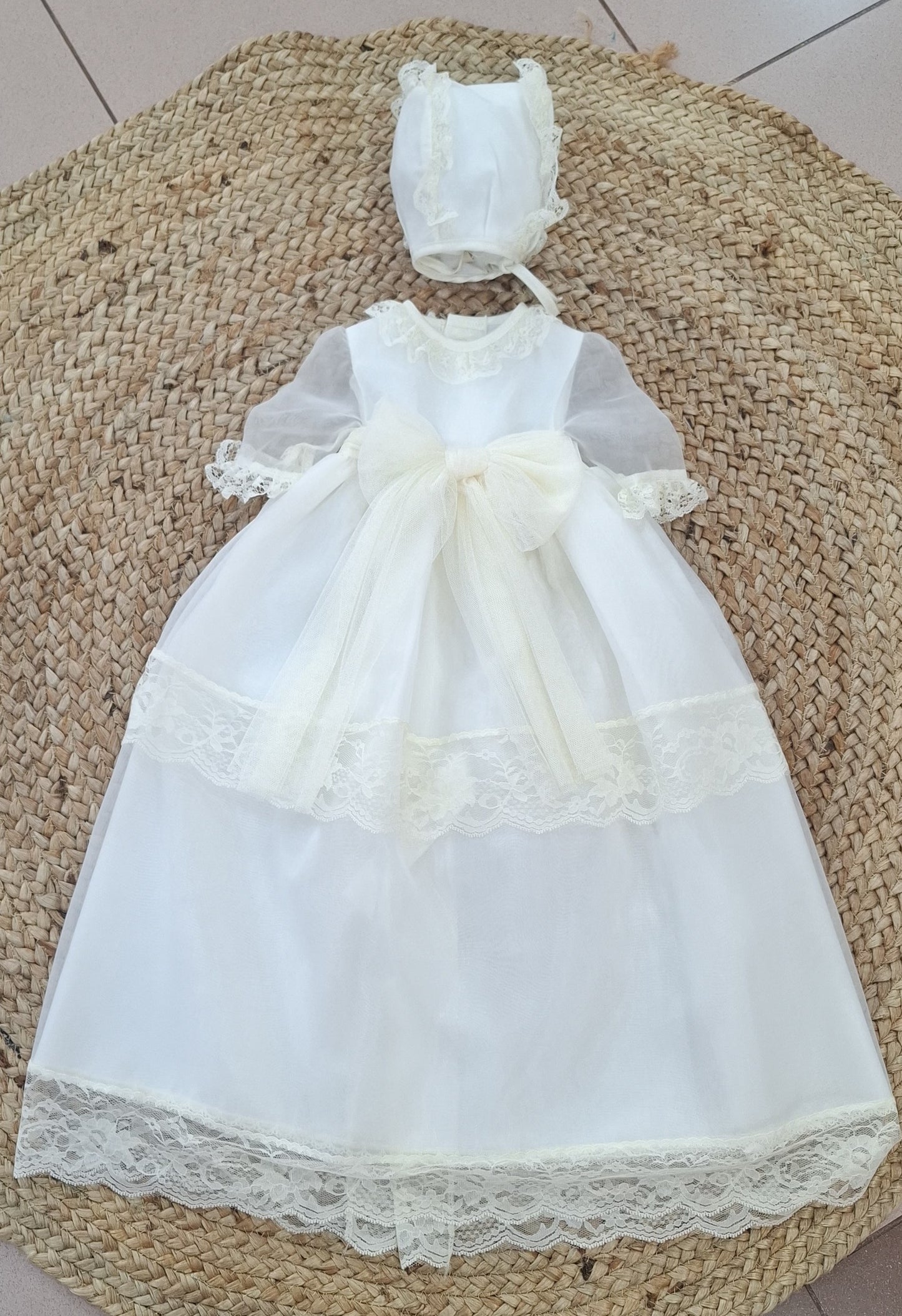 Faldon de triple organza beig con lazo tul y capota