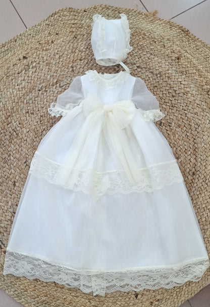 Faldon de triple organza beig con lazo tul y capota
