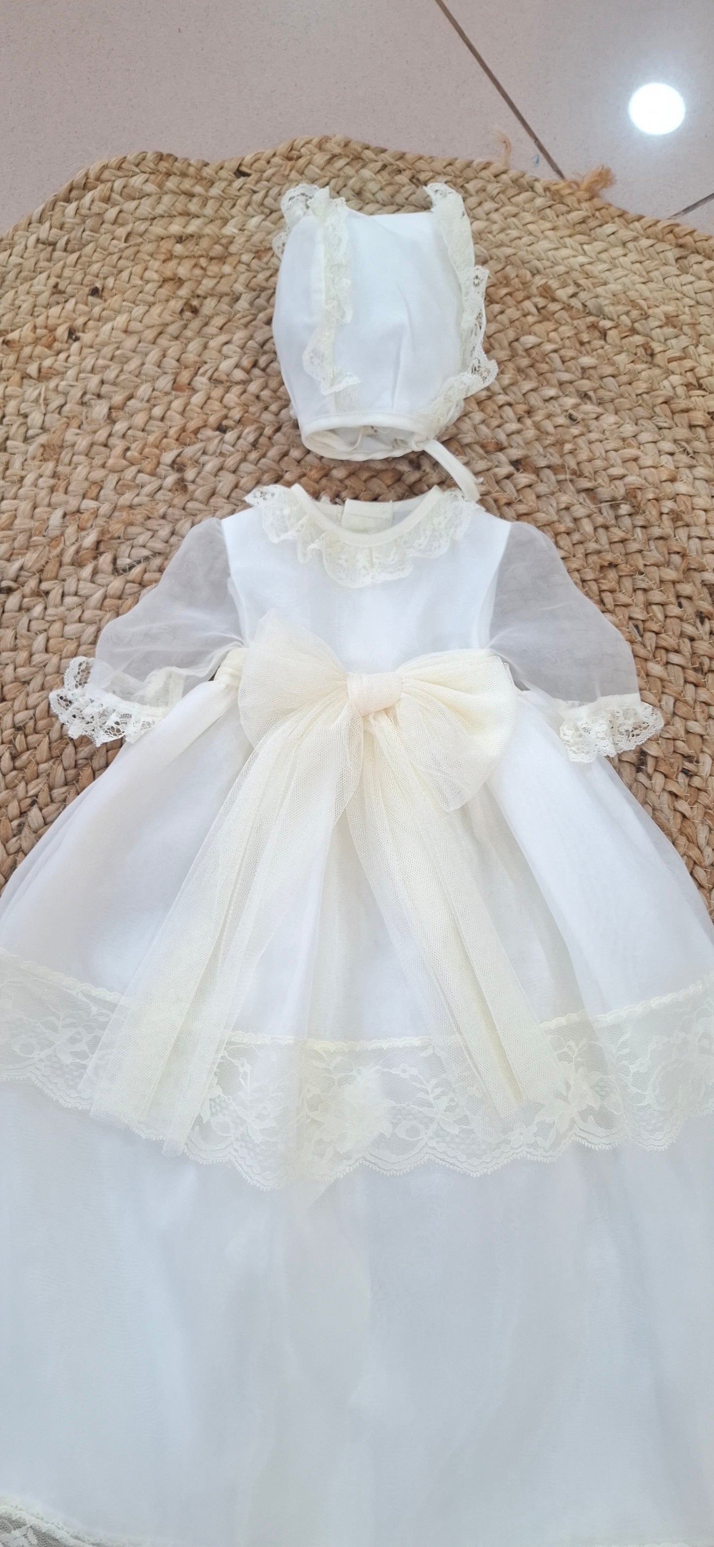 Faldon de triple organza beig con lazo tul y capota