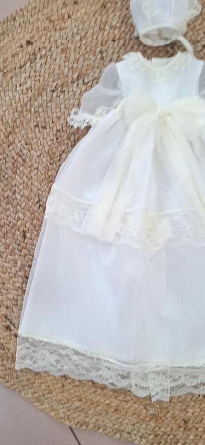 Faldon de triple organza beig con lazo tul y capota